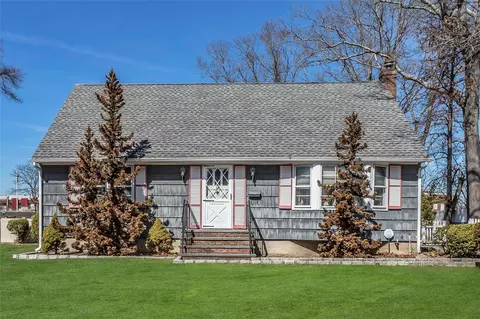 17 Abrew St, Bay Shore, NY 11706