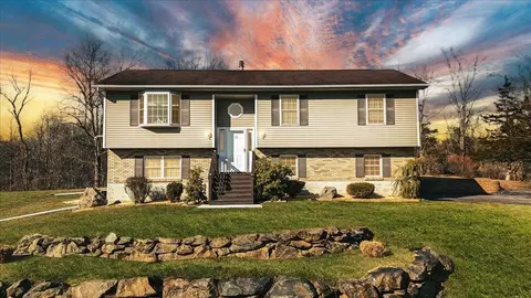 15 Grady Hill Ct, Poughkeepsie, NY 12603
