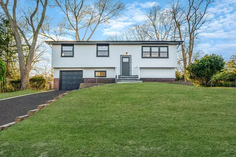 7 Henlee Ct, Smithtown, NY 11787
