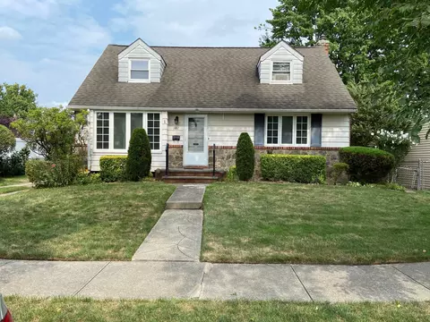 102 Schumacher Dr, North Hempstead, NY 11040