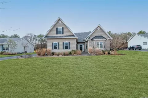 7 Hampton Court Dr, Brookhaven, NY 11941