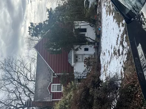 14 Winthrop Rd, North Hempstead, NY 11050