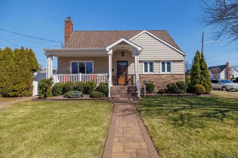 5 Crocus Ave, Merrick, NY 11566