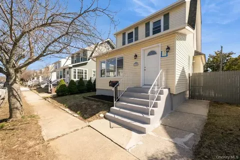 10 Winchester Dr, Lindenhurst, NY 11757