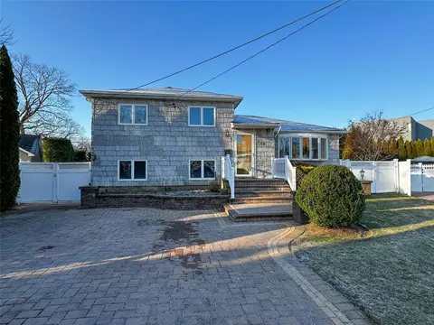 18 Jones Ct, Massapequa Park, NY 11762
