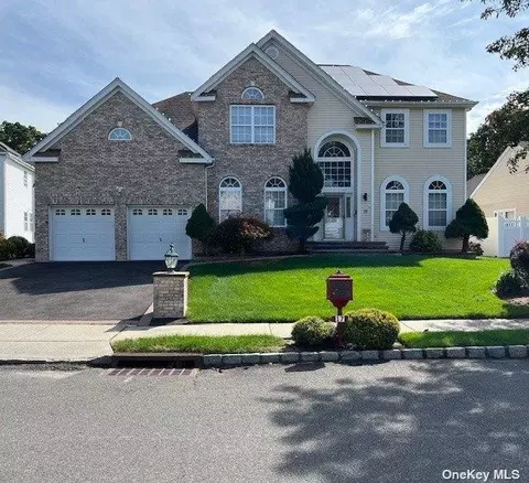 17 Trail Blazer Ct, Holbrook, NY 11741