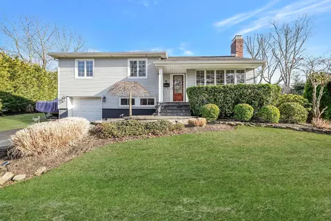 38 Old Town Ln, Huntington, NY 11743