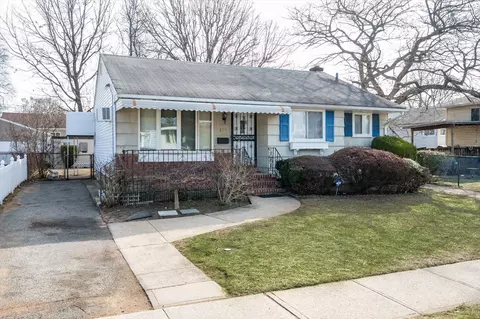 178 Pearl St, North Hempstead, NY 11590