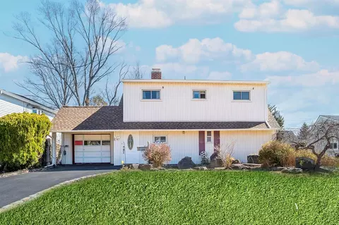 29 Alpine Ln, Hicksville, NY 11801