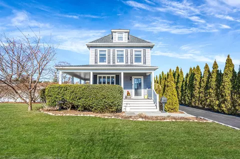 27 Central St, Greenlawn, NY 11740