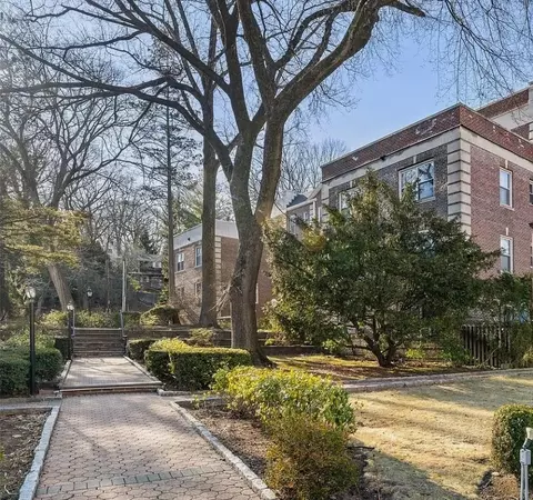 824 Palmer Rd #2E, Bronxville, NY 10708