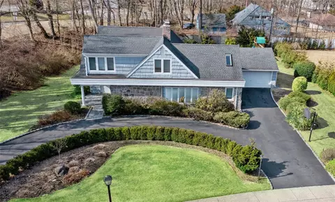 16 Hayloft Ln, North Hempstead, NY 11577