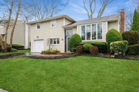 12 Jane Dr, Old Bethpage, NY 11804