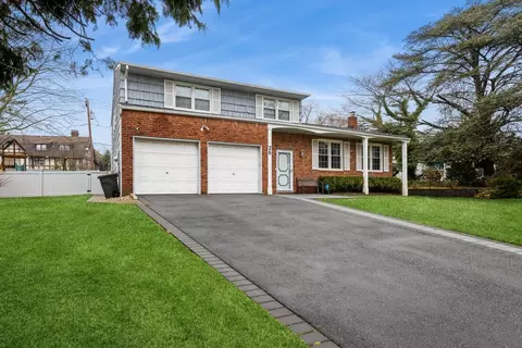 26 Bayberry Rd, Lawrence, NY 11559