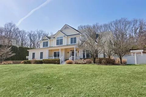 5 Preston Hollow Ct, Northport, NY 11768