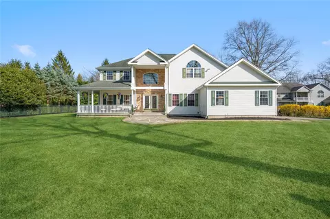21 Moss Creek Ln, Brookhaven, NY 11772