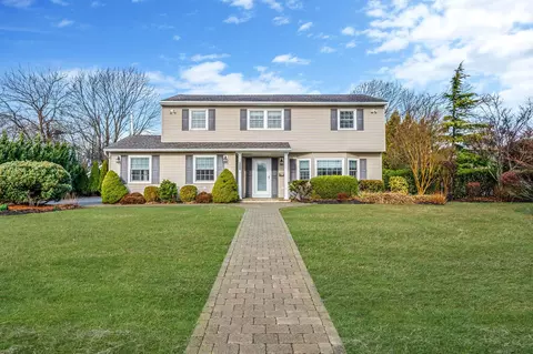 242 Paulanna Ave, Bayport, NY 11705