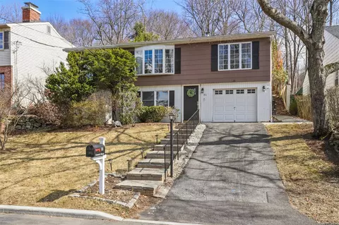 31 Leonard St, Mount Kisco, NY 10549