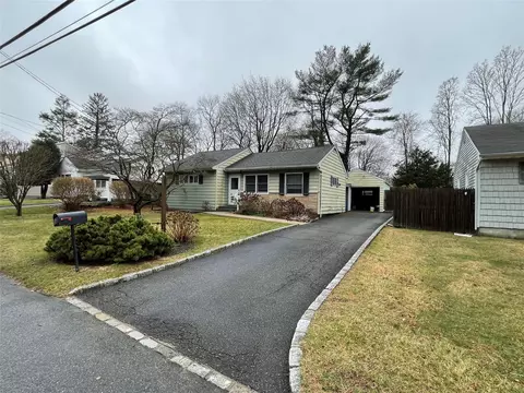12 Woodruff Ct, Huntington, NY 11743