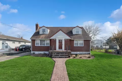 16 Pine Rd, Amityville, NY 11701