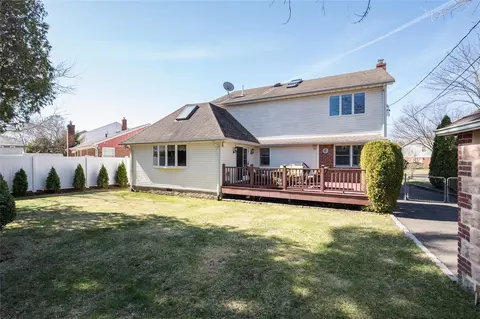 1091 Maple Ln, North Hempstead, NY 11040