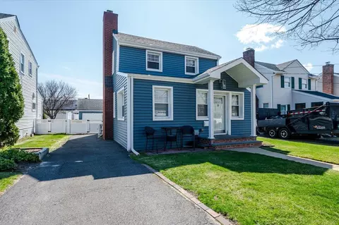 33 Wellfleet Rd, East Rockaway, NY 11518