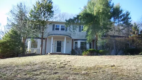 2 Faith Ct, Dix Hills, NY 11746