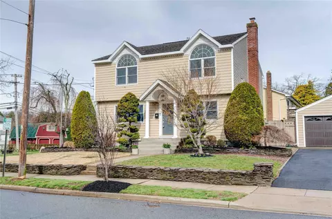 1 Sullivan Rd, Farmingdale, NY 11735