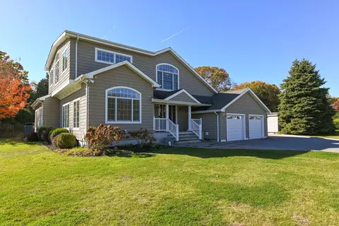 55 Seacove Ln, Riverhead, NY 11947