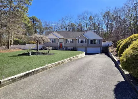 11 Doral Ln, Yaphank, NY 11980