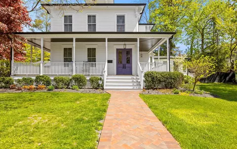 13 Hansen Pl, Sea Cliff, NY 11579