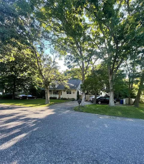 43 Floyd Rd N, Shirley, NY 11967