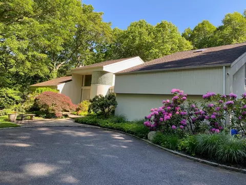 5 Saddle Ct, Oyster Bay, NY 11771
