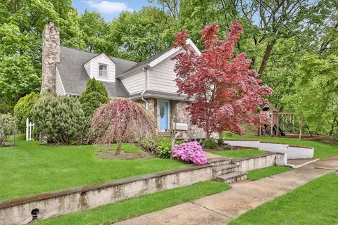 18 Manning Cir, Pelham, NY 10803