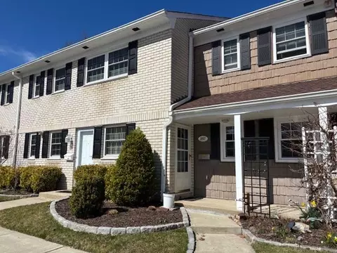 257 Village Dr #257, Hauppauge, NY 11788