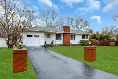 7 Howell Pl, Center Moriches, NY 11934