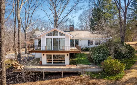 12 Berry Ln, Pawling, NY 12564
