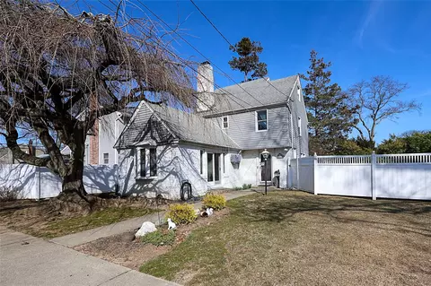 377 Manhattan Ave, Massapequa Park, NY 11762