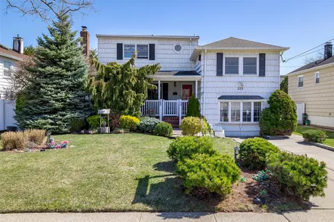 228 Mckinley Ave, Island Park, NY 11558