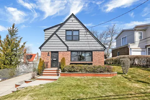 21611 121st Ave, New York, NY 11411