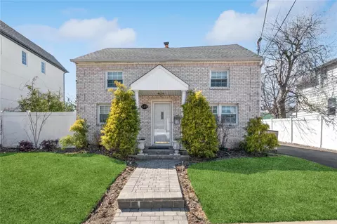 389 Franklin Ave, Hewlett, NY 11557