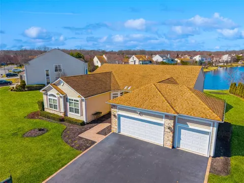 22 Hamlet Woods Dr, Saint James, NY 11780