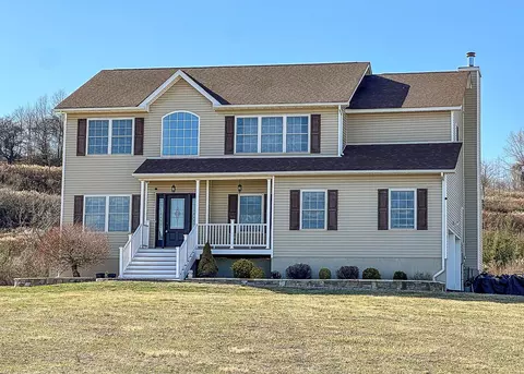 6 Wellington Pl, Lloyd, NY 12528