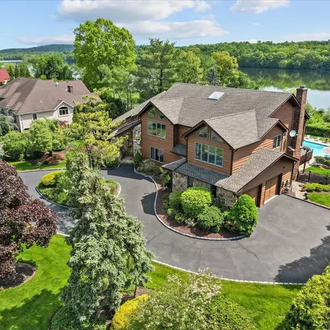 8 Fieldstone Ct, Clarkstown, NY 10956
