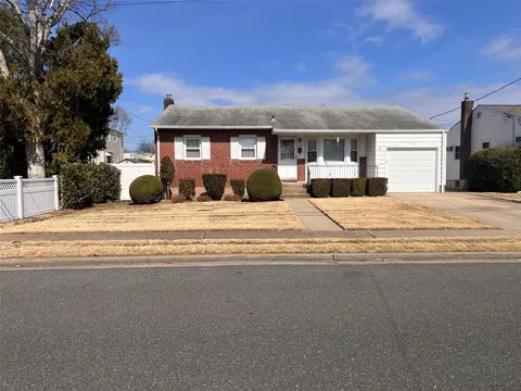 185 N Hawthorne St, North Massapequa, NY 11758