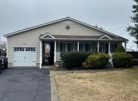 475 Old North Ocean Ave, Patchogue, NY 11772