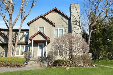 36 Hemlock Cir, Peekskill, NY 10566