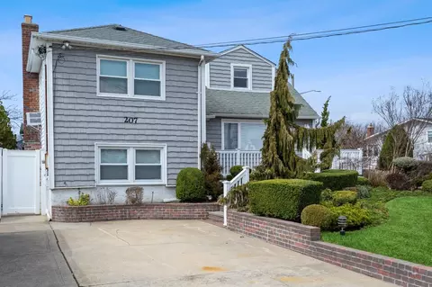 207 Franklin Ave, Island Park, NY 11558