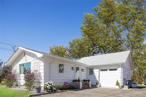 300 6th St, Laurel, NY 11948