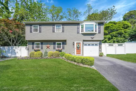 16 Maple Rd, Wading River, NY 11792